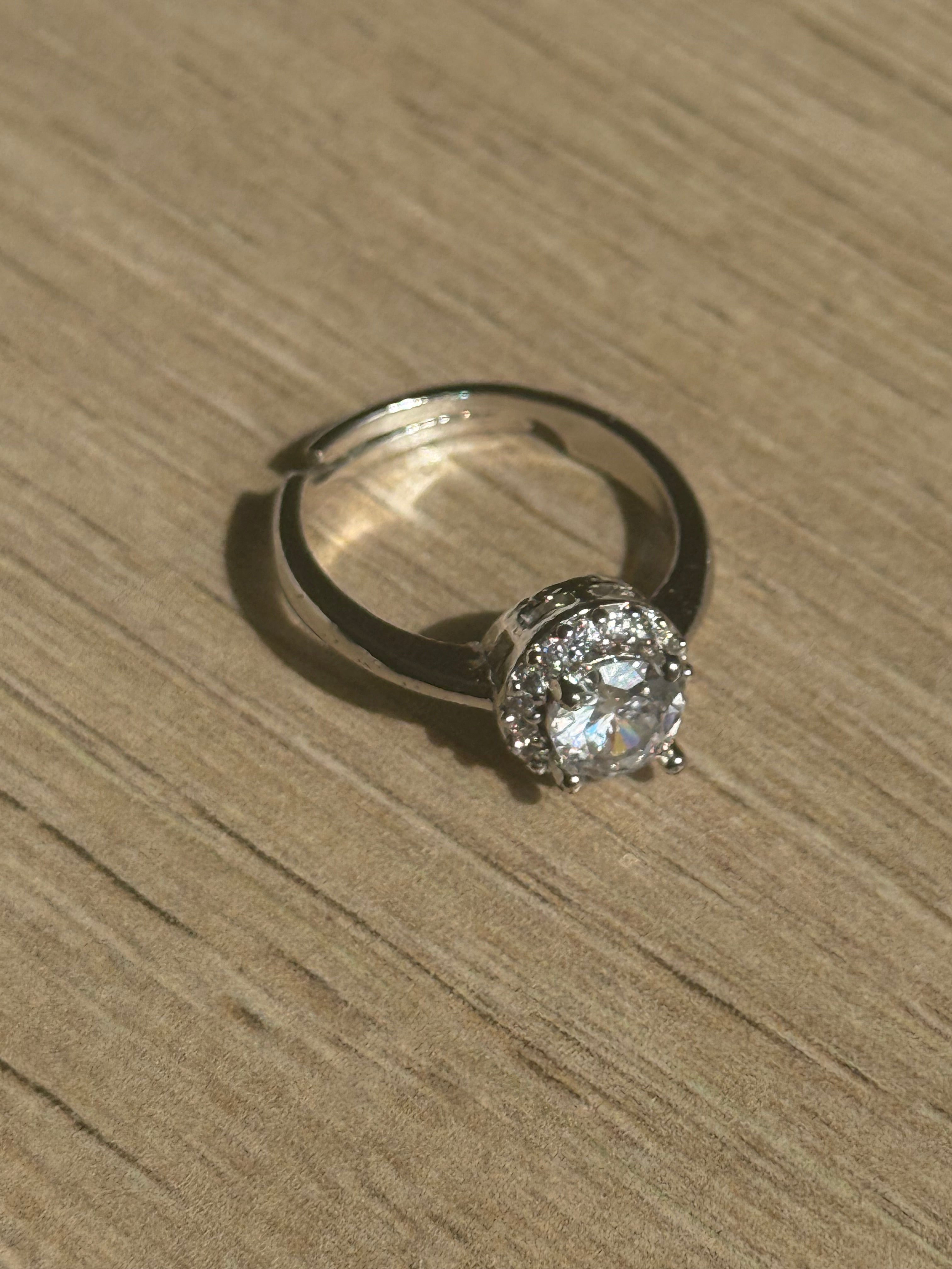 Justerbar solitaire-ring med zirkonia ✨