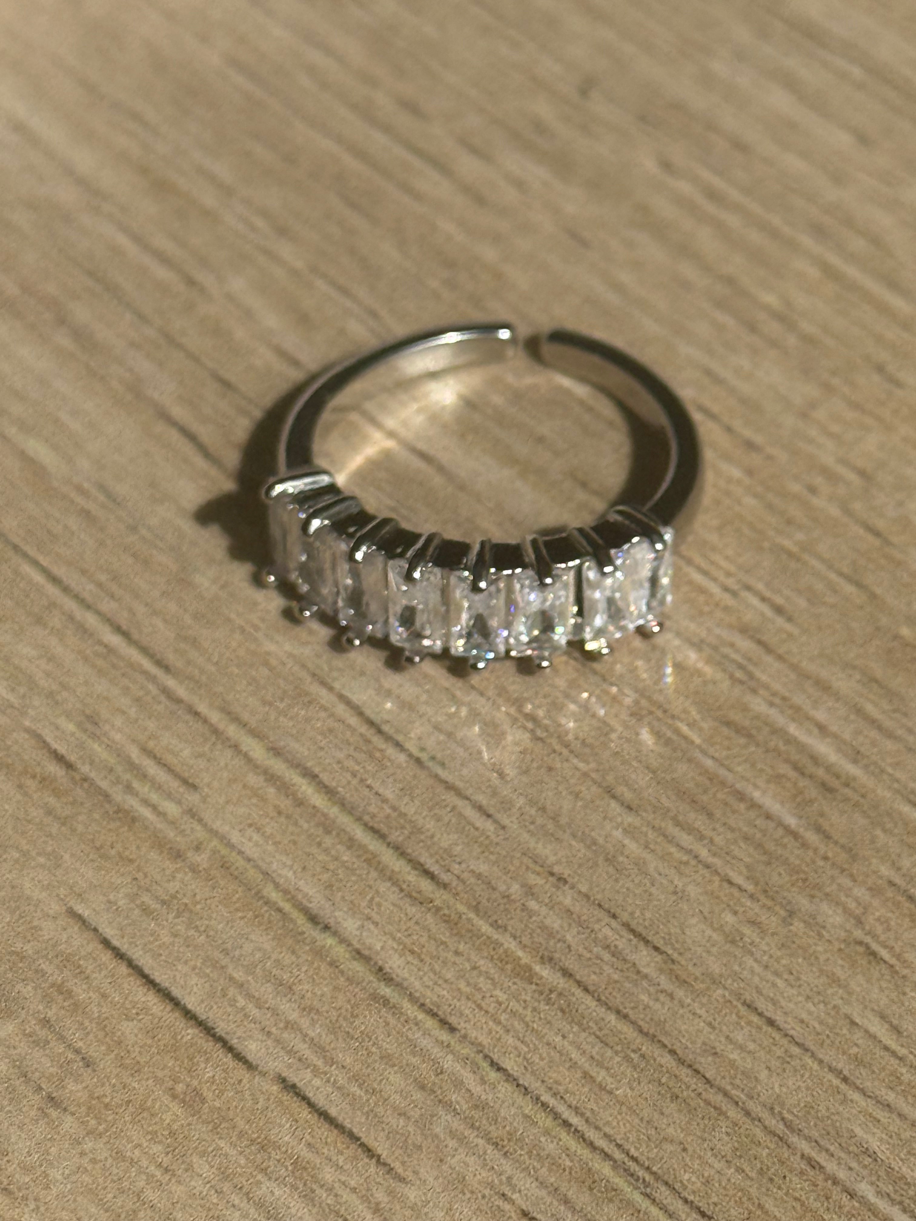 Justerbar ring med baguette-zirkonia ✨