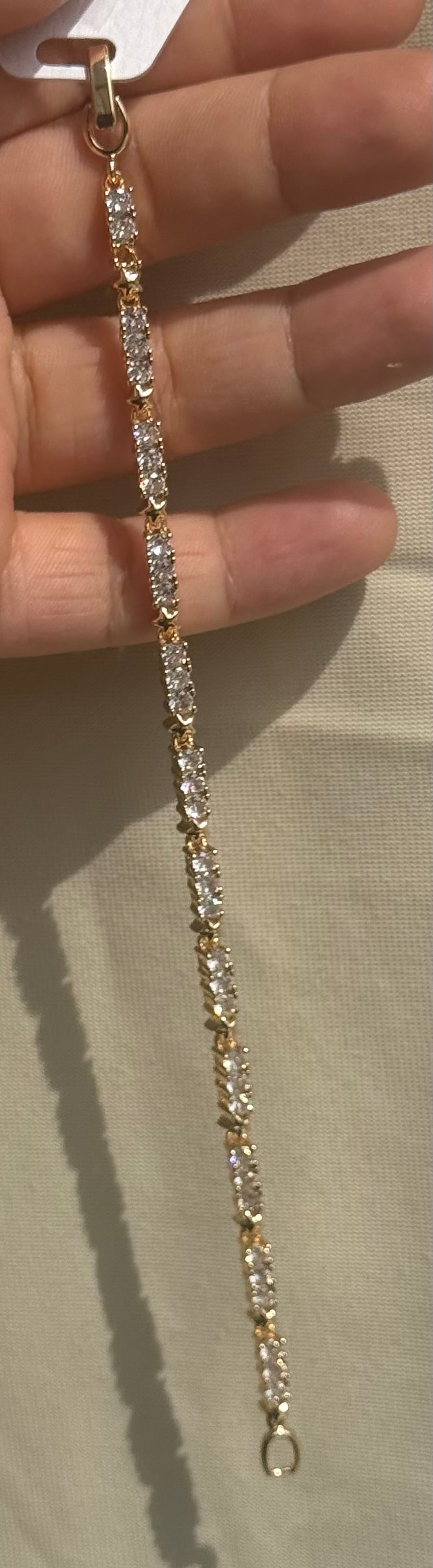 Elegant Zirkonia Armbånd i Guldfarvet Design
