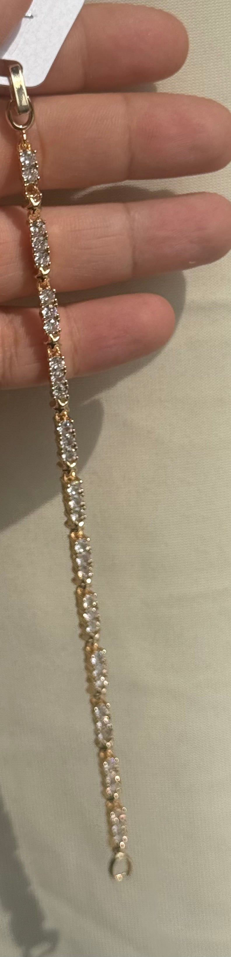 Elegant Zirkonia Armbånd i Guldfarvet Design