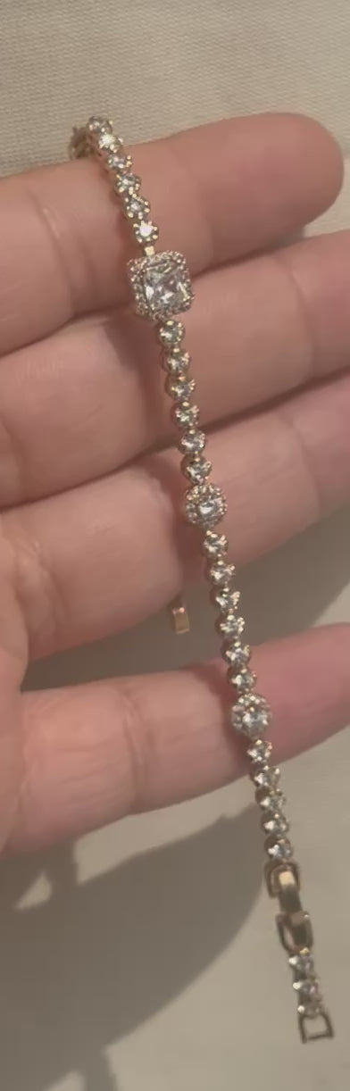 Elegant Sølvfarvet Zirkonia Armbånd
