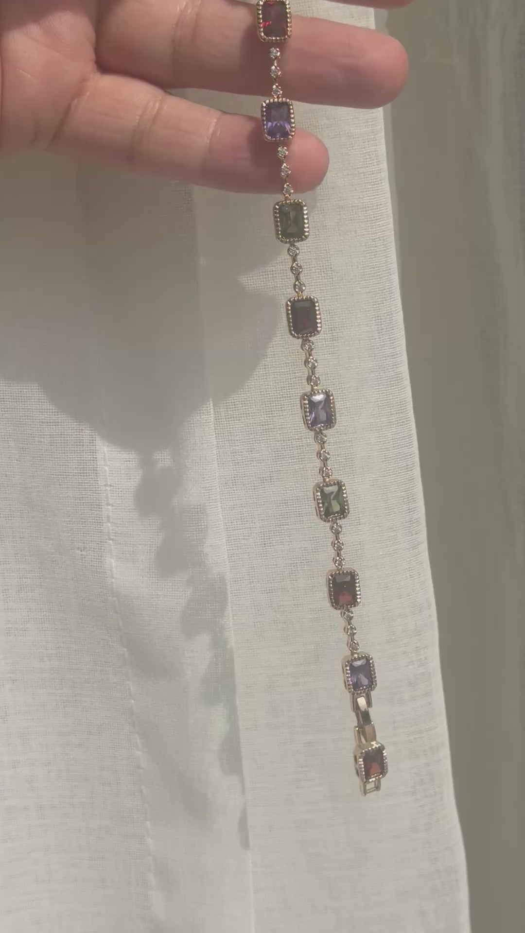 Armbånd med farvede firkantede zirkonia ✨