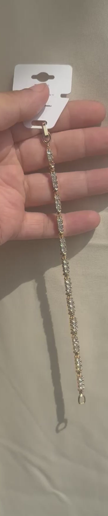 Elegant Zirkonia Armbånd i Guldfarvet Design