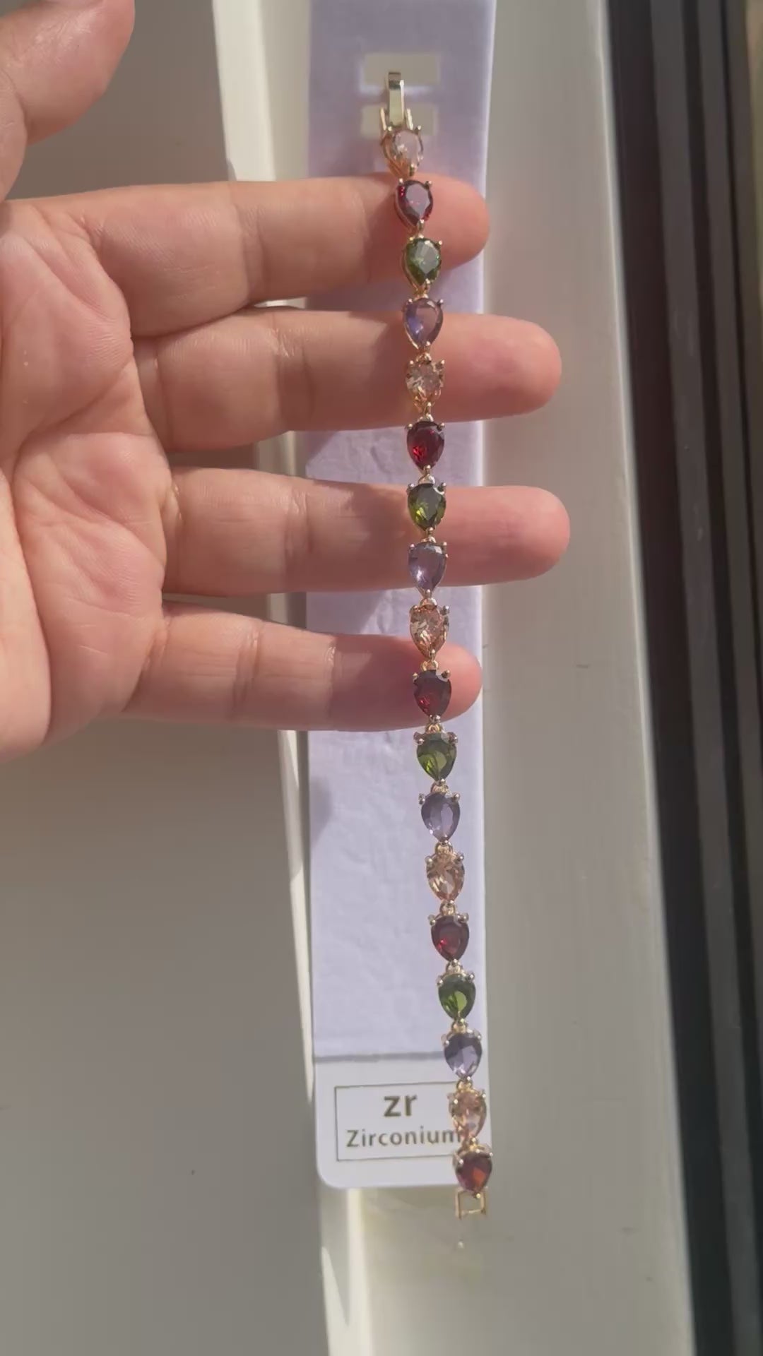 Armbånd med farvede dråbeformede zirkonia ✨